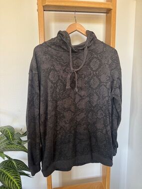 EUC LIKE LOVE Snakeskin Dark Gray Knit Medium Hoodie